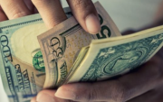 El bono navideño se adelanta para noviembre en Ecuador, para el sector público.