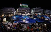 Varios miles de personas se disponen a pasar su cuarta noche acampadas en la céntrica Puerta del Sol de Madrid para reivindicar soluciones a la crisis de la vivienda.