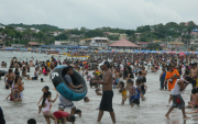 Cientos de personas disfrutan de la playa en el feriado.