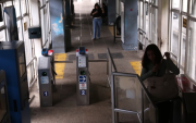 Los robos en las estaciones y buses de la Metrovía se han vuelto frecuentes.