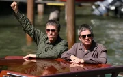 Liam Gallagher (izq) y Noel Gallagher, de la banda de rock inglesa Oasis, en el Festival Internacional de Cine de Venecia.