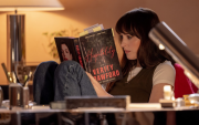 'Verity: La sombra de un engaño' es protagonizada por Anne Hathaway como Verity, Dakota Johnson como Lowen y Josh Hartnett como Jeremy.