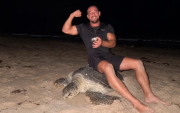 Oleynik montado encima de una tortuga.
