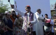 El arzobispo de Guayaquil, Luis Gerardo Cabrera, durante la bendición de mascotas.