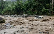 El río Bulubulu creció de forma repentina y arrastró a cinco trabajadores que regresaban de su jornada. Otros siete quedaron atrapados, pero lograron ponerse a salvo.