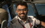 El capitán indio Smit Machchhar, reconocido como héroe tras evitar una tragedia y salvar a más de 170 pasajeros en el vuelo de Flydubai.
