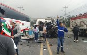 El siniestro entre un bus, un camión y un automóvil ocurrió en Tambillo, cantón Mejía, y obligó al cierre total de la vía.