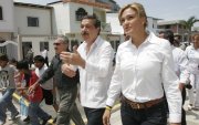 Cynthia Viteri y Jaime Nebot durante un recorrido político en Guayaquil, hace algunos años.