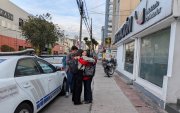 Allegados de Ola Bini en los exteriores de Migración, en Quito, la tarde de este jueves 1 de octubre.