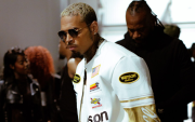 Chris Brown deberá pagar 9,5 millones de dólares a María Ávila por el ataque de uno de sus perros en 2020.