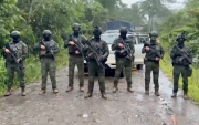 Militares custodian el sector de Guayusa, en Orellana, tras el operativo donde fueron abatidos cinco presuntos integrantes de grupos armados.