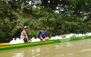 La asistencia humanitaria fue trasladada por vía fluvial hasta comunidades afectadas por las intensas lluvias en distintos sectores de Esmeraldas.