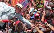 El presidente de Brasil y candidato a la reelección, Luiz Inácio Lula da Silva, saludando a sus simpatizantes.