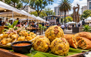 La Mariscal será escenario de un festival gastronómico que reunirá bolones, tigrillos, corviches, música y actividades culturales para quiteños y visitantes.