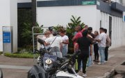 Simpatizantes de Aquiles Álvarez se reunieron en los exteriores de la clínica Alcívar, en el sur de Guayaquil, la tarde de este viernes 2 de octubre.