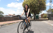Jazz Armas cuenta que hasta las 20:00 se siente segura en la urbe, en bici. Si se queda hasta las 23:00, avanza como “gata asustada” hasta llegar a casa.