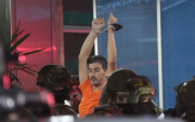 Aquiles Álvarez llegó a la clínica Alcívar, en Guayaquil, bajo resguardo militar este viernes 2 de octubre.