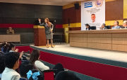Eunnice Luzuriaga Burgos, de la Unidad Educativa Francisco de Orellana, ganó el primer lugar del concurso intercolegial de oratoria.
