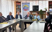 Representantes del Consejo Consultivo de Ingenierías y Economía en rueda de prensa sobre el riesgo de apagones por el estiaje, en Quito.