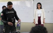 El operativo en la Unidad Educativa Fiscal Guayaquil incluyó la revisión de mochilas y otros espacios del plantel. En los alrededores también fueron inspeccionados varios negocios.