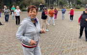 Marianita de Medina, de 84 años, acude de martes a jueves, desde las 07:00 hasta las 08:00, al Parque Inglés, en Quito, para practicar taichí, yoga, aeróbicos y zumba.