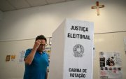Un hombre hace un gesto antes de emitir su voto durante las elecciones presidenciales en un centro de votación en São Paulo, Brasil, este domingo 4 de octubre de 2026.
