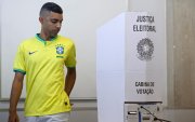 Un votante que lleva la camiseta de la selección nacional de fútbol de Brasil sufraga en un centro electoral en Brasilia, este domingo 4 de octubre de 2026.