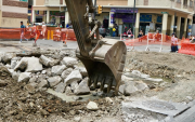 Los trabajos de reconstrucción de la calzada en la calle Clemente Ballén se realizan junto al Mercado Central.