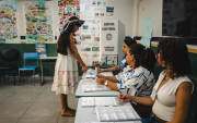 La adolescente indígena Lauryane Kokama, de 16 años, votó por primera vez durante la primera vuelta de las elecciones presidenciales en Brasil.