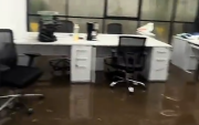 Captura de un video que muestra la sala de coordinación de Quitopía inundada.