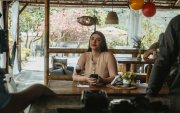 Alberto Pablo Rivera y Camila Valencia protagonizan De Cabeza, un cortometraje ecuatoriano ambientado en la costa del país.