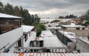 Sectores del Valle de Los Chillos quedaron cubiertos de granizo tras una intensa tormenta que también provocó acumulaciones de agua.