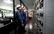 Técnicos de Petroecuador analizan el sistema tras el incendio.