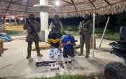 En Daule, militares detuvieron a dos hombres y hallaron armas en finca ligada al CJNG.