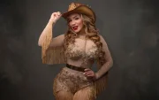 La artista orense Rossanna presenta su cumbia regional matizada con elementos de música urbana.