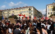 Estudiantes de secundaria y miembros de sindicatos franceses marchan por las condiciones educativas en Niza, Francia, el 6 de octubre de 2026.