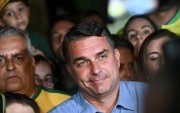 El senador Flávio Bolsonaro ofrece declaraciones luego de conocer los resultados oficiales de los comicios.