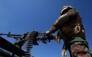 Un soldado de Yemen tras una ametralladora en la parte trasera de un vehículo durante una patrulla contra los hutíes en Saná.