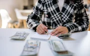 El décimo tercer sueldo podría llegar desde noviembre a trabajadores de empresas privadas que decidan adelantar el pago.