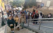 Turistas caminando por las calles de Cuenca.
