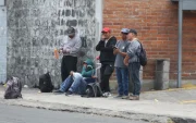 Un grupo de trabajadores con herramientas espera en una vereda. El INEC no publica cifras oficiales de empleo desde mayo y aplazó los datos de junio a octubre hasta el 22 de diciembre.