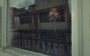 El poeta quiteño, junto a una ventana. Durante varios años, el rodaje se acercó a su intimidad, sus afectos y su manera de expresar el dolor.