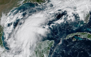 La tormenta Isaías avanza por el Golfo de México y podría convertirse en huracán antes de acercarse a Estados Unidos.