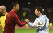 Lionel Messi enfrentando a Cristiano Ronaldo (i) en el duelo entre Argentina y  Portugal.