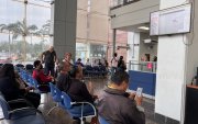 Contribuyentes esperan en la sala de atención del SRI en Guayaquil. La entidad recibe trámites relacionados con las obligaciones tributarias.