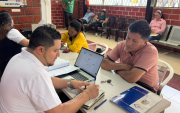 Una persona busca asesoramiento en técnicos del SRI.