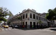 Fachada del edificio patrimonial en el que funcionó el colegio Ana Paredes de Alfaro, en las calles Sucre y Chimborazo, en el centro de Guayaquil.