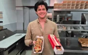 La propuesta busca una textura diferente a la de otras pizzas disponibles en el mercado, mientras que los bordes incorporan queso gratinado y un toque crujiente.