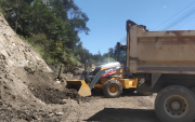 Maquinaria trabaja en la remoción de material y rehabilitación de una vía afectada en la provincia de Loja.