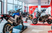 Motos en exhibición en una tienda comercial.